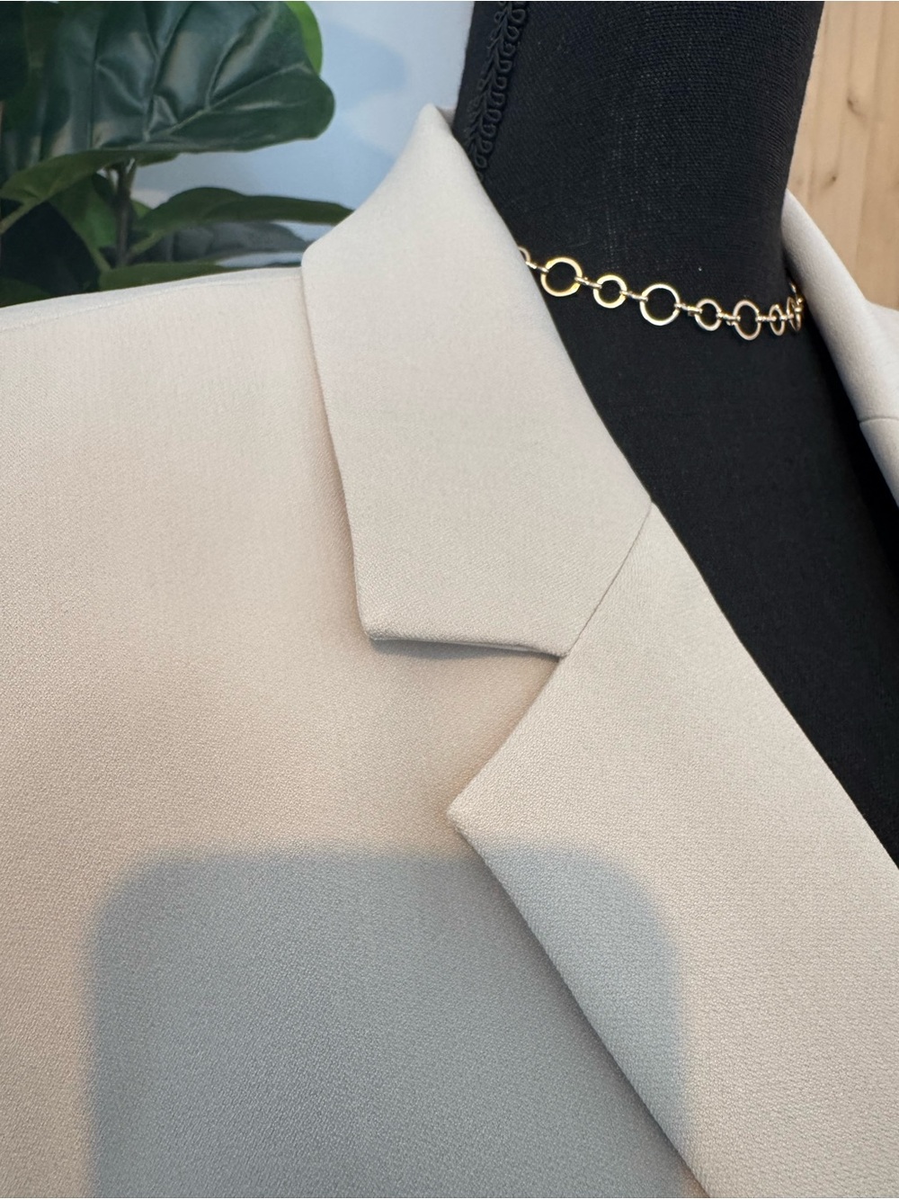 Donna Karan Cream Sleeveless Notch-Lapel Long Vest - Picture 2 of 5